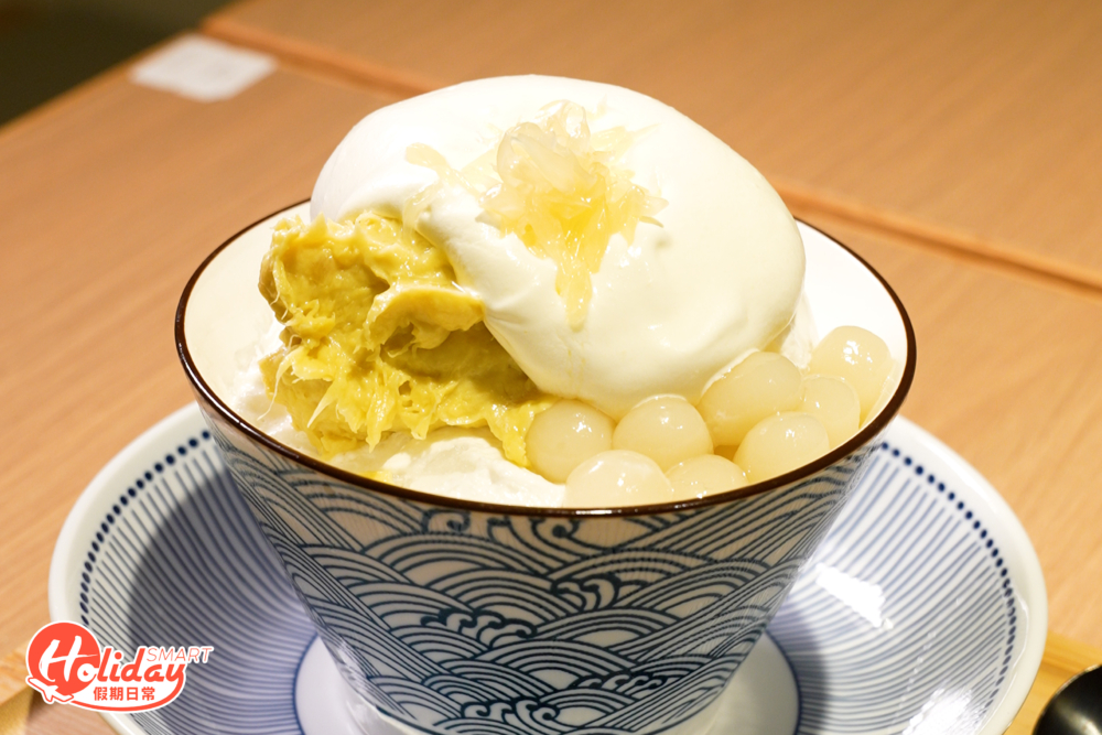 人氣爆燈有D24榴槤刨冰,加上一大球榴槤蓉、軟糯小丸子及奶香味濃的麻糬,入囗齒頰留香又帶有麻糬煙韌口味,一次過有雙重口味,榴槤控必食!