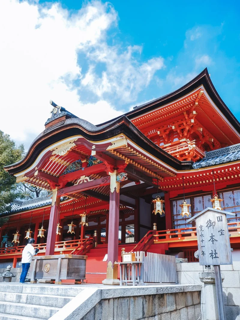 賽錢是奉獻給神明的祭品，所以投賽錢時要恭敬、溫柔放進去～