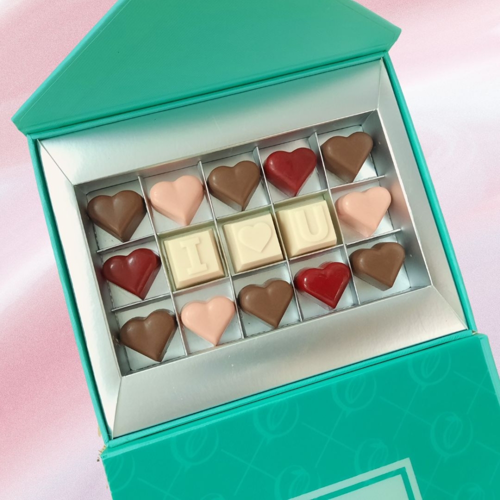 「I❤U WITH BROWN, PINK AND RED HEART」字母朱古力禮盒 15粒裝。