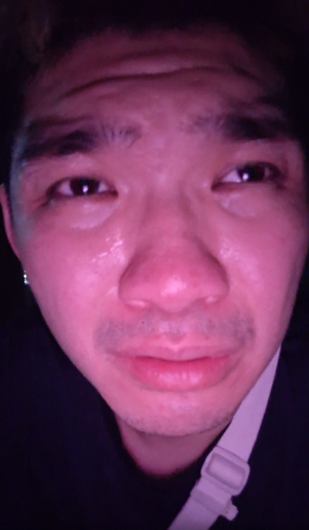 過後晚安小雞就被追上,手機掉落在地,片中更疑似出現踢踹毆打聲