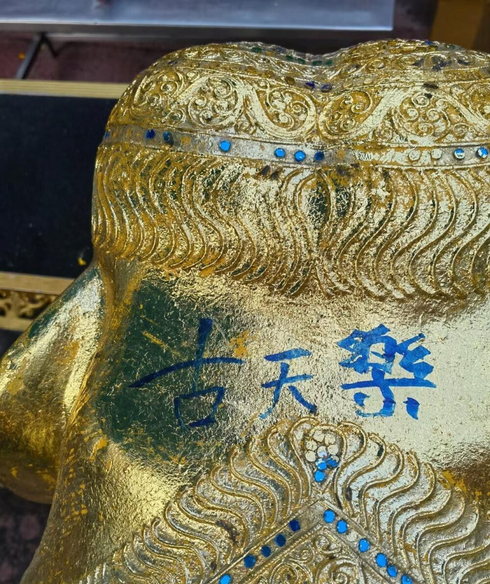 古天樂當日請了8位舞者獻舞，還捐了6頭上面寫上「古天樂」名字的金象還願