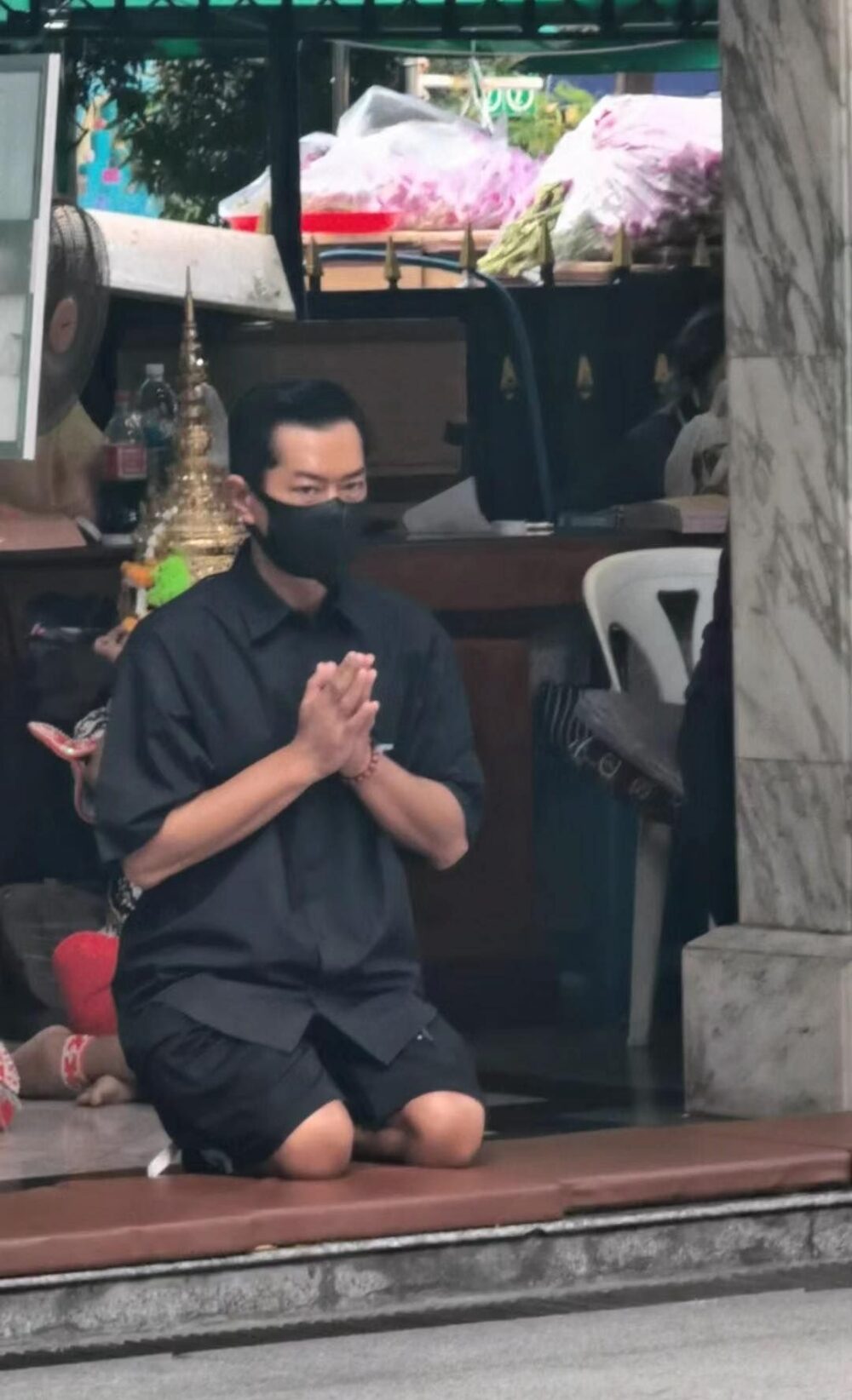 早前元宵節（24日）正好是佛日，而當天古天樂就被網民捕抓到專程到泰國拜四面佛還神
