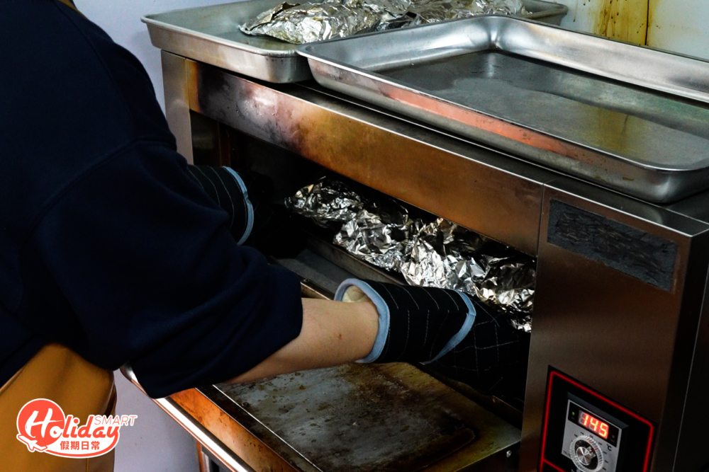 小店選用三黃雞入饌，每份窯雞都要製作近3至4小時，製作用心之外也很花功夫！