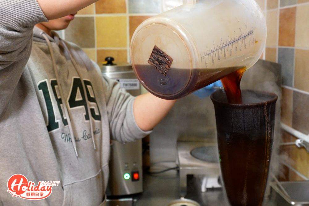 小店的奶茶都十分出色，分熱飲及樽仔凍飲，奶茶全由自家研調的5種茶葉配方製作，配上黑白淡奶，飲落醇滑香濃！