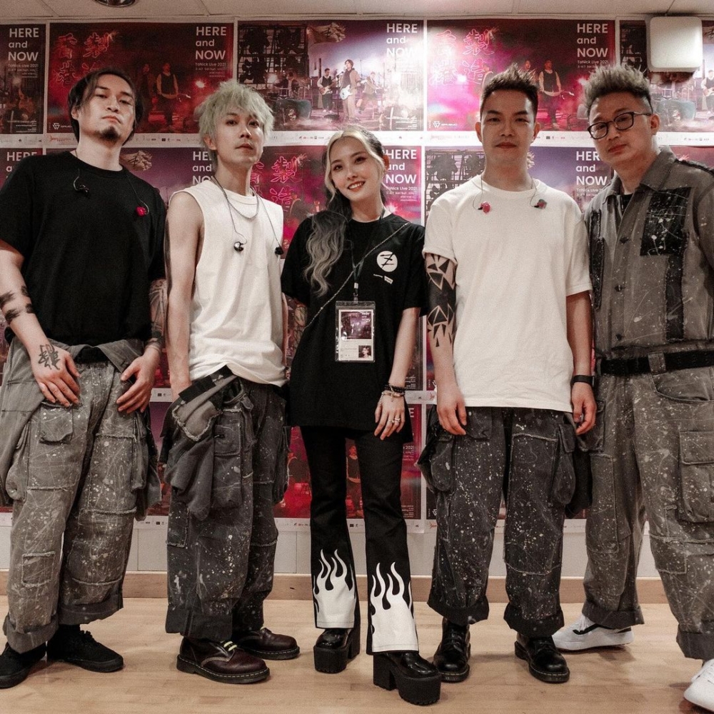 有爆料指稱，恆仔其實是先偷食的人，與小花的前化妝師Kylah發展感情