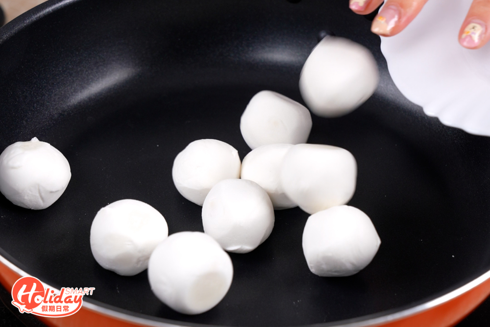 首先把湯圓放入平底鑊