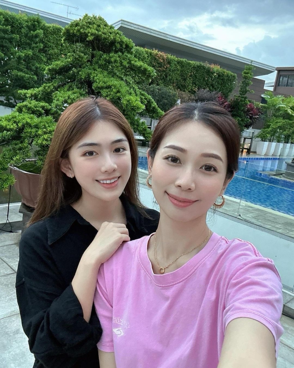 楊秀惠與堂妹合照並tag了對方