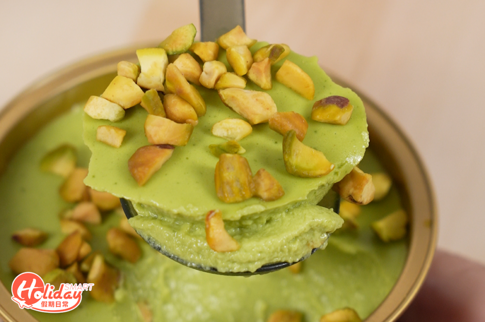 開心果布甸再配上烤過的果仁碎，食落嫩滑又有口感。