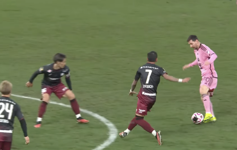 球王左扭右扭大晒球技