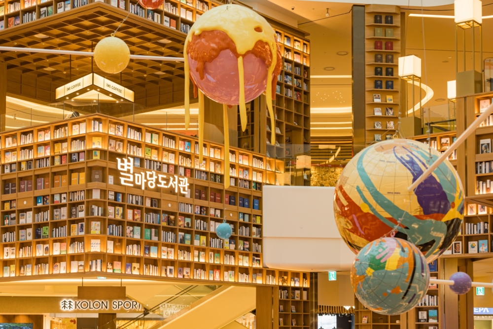 水原星空圖書館打造了22米高的木質書架,比江南COEX高多9米!