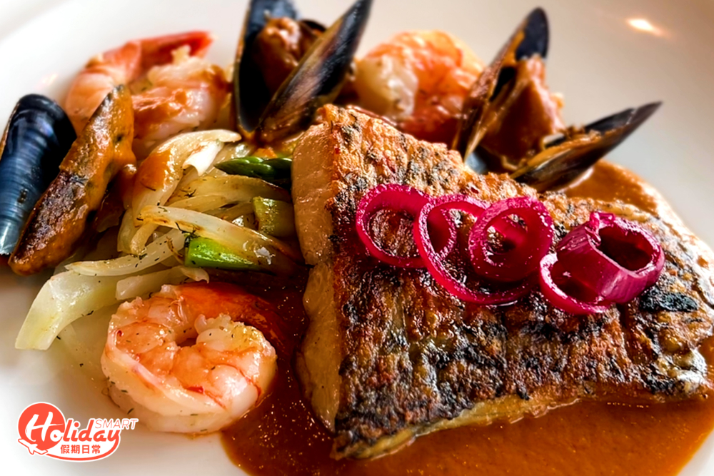 飛禽公園也設7大餐飲選擇，可選在企鵝旁享用自助餐或品嚐新加坡美食等，記者則推介在緋紅濕地的「深紅餐廳」，能夠邊觀鳥邊享用美食外，也能觀賞到全園最巨型的瀑布景色。