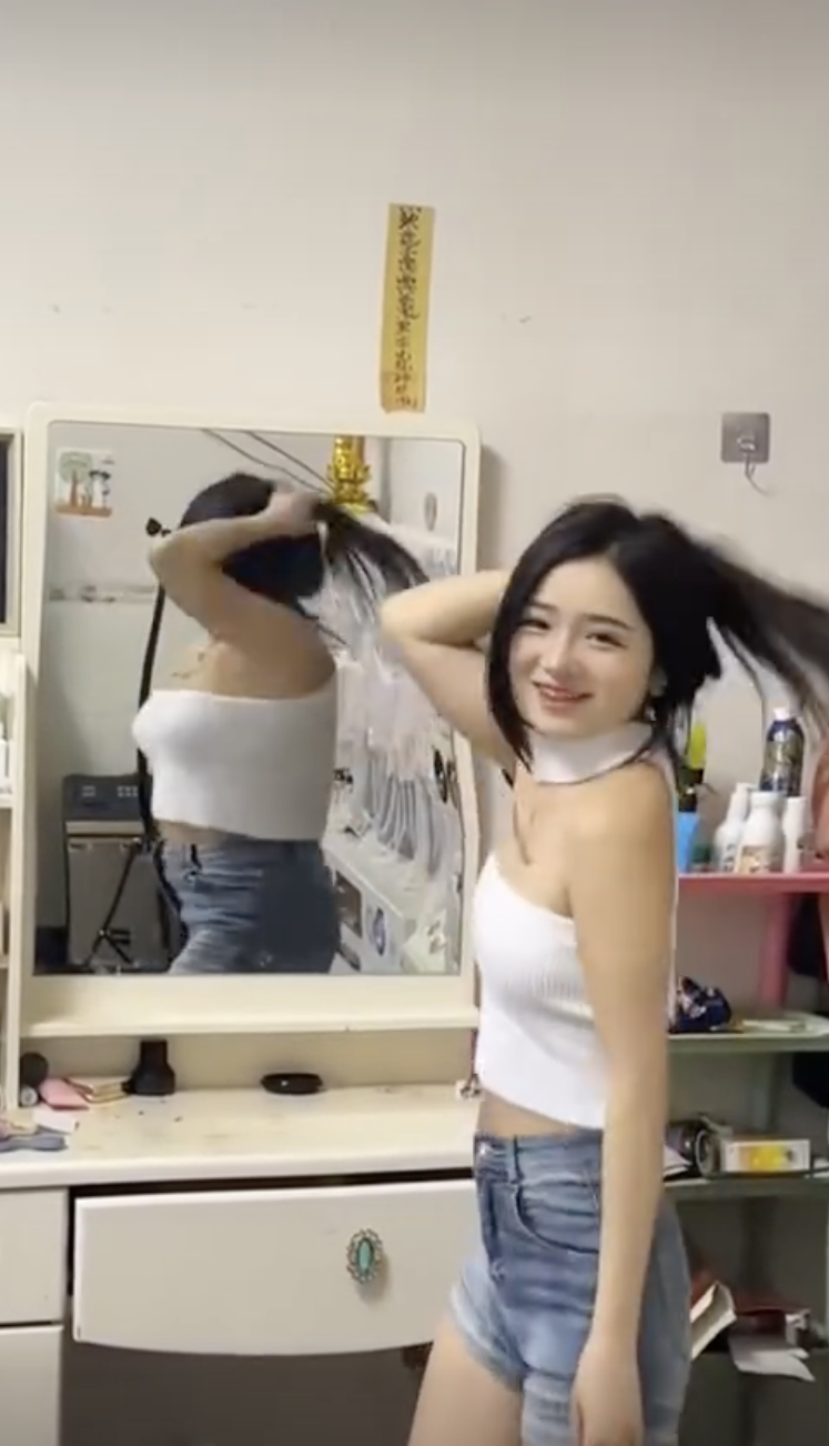 比鏡頭前的甜美形象,鏡中女子身型起碼大了兩個碼!