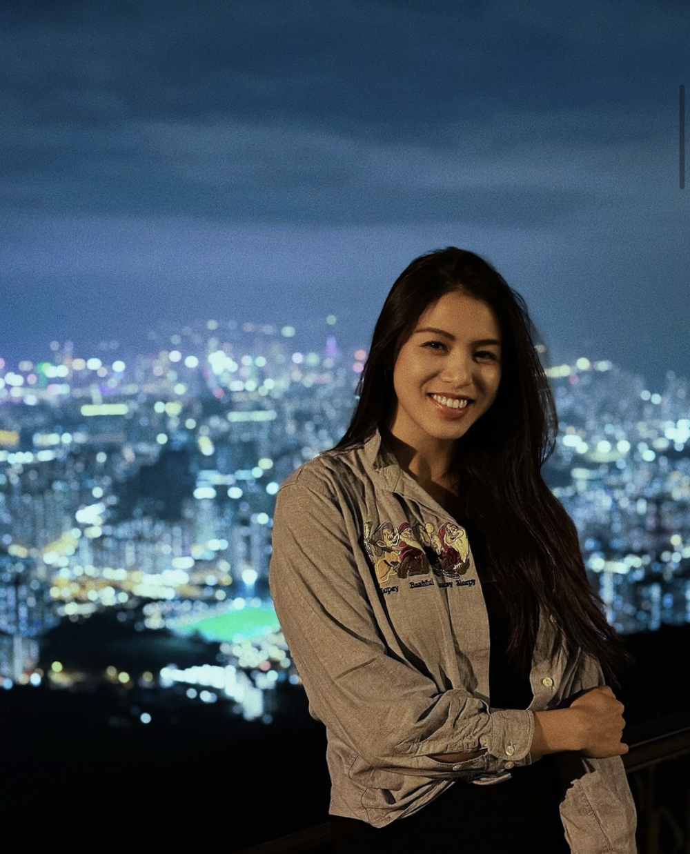 雷莊𠒇在社交媒體上更分享了在飛鵝山欣賞夜景的照片