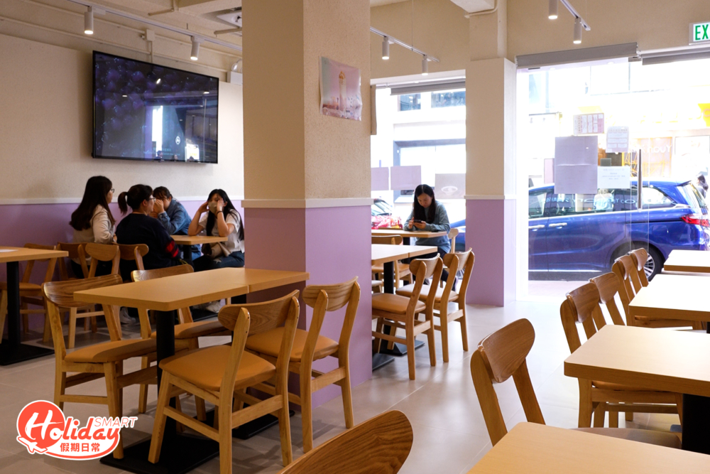 店內環境以簡單木系為主，座位充足，能容納20至30人。