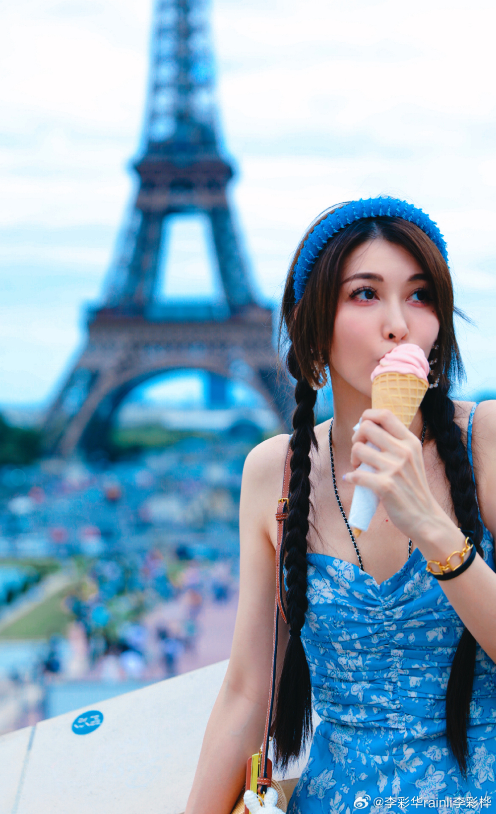 現年40歲的李彩華，以其標誌性的小背心和逆天長腿聞名於影壇