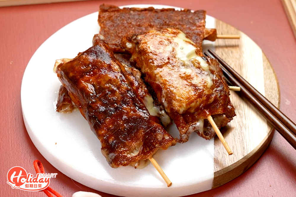 新年總會囤積一些賀年糕點，但已經食到厭怎麼辦？如果你想嘗試一些創新的料理的話，今次記者推介一道新奇料理「芝士蘿蔔糕和年糕」，簡單3個步驟就完成。