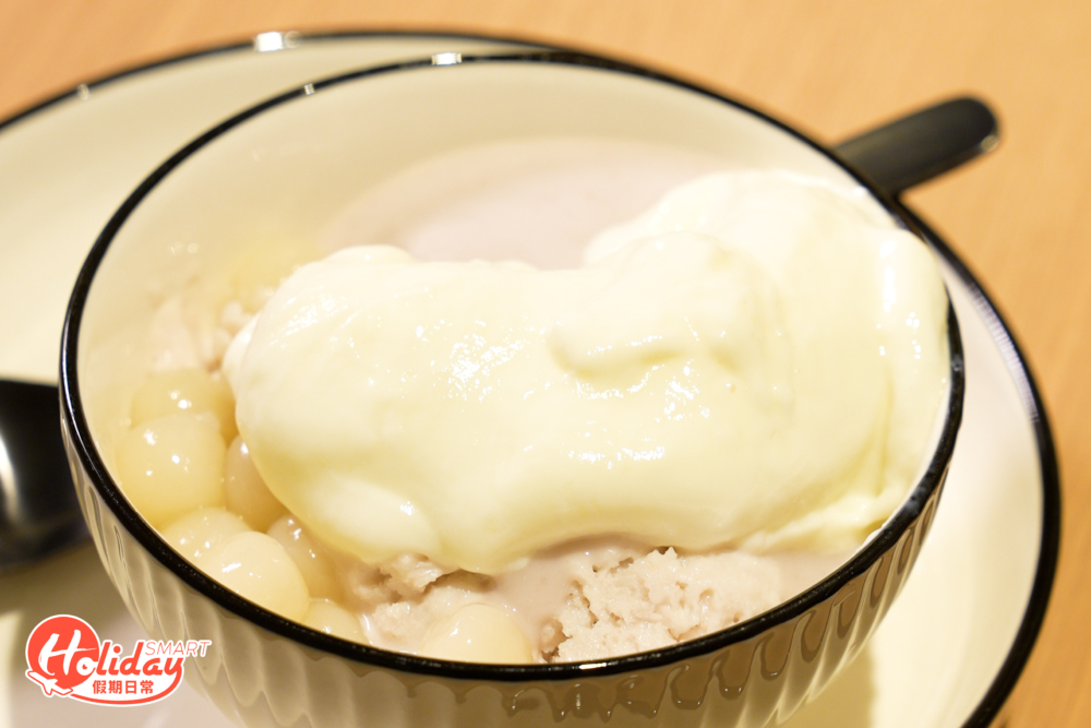 店家推介香甜的芋泥炒冰,炒冰的口感柔軟綿密,搭配上芋泥和麻糬十分搭配!