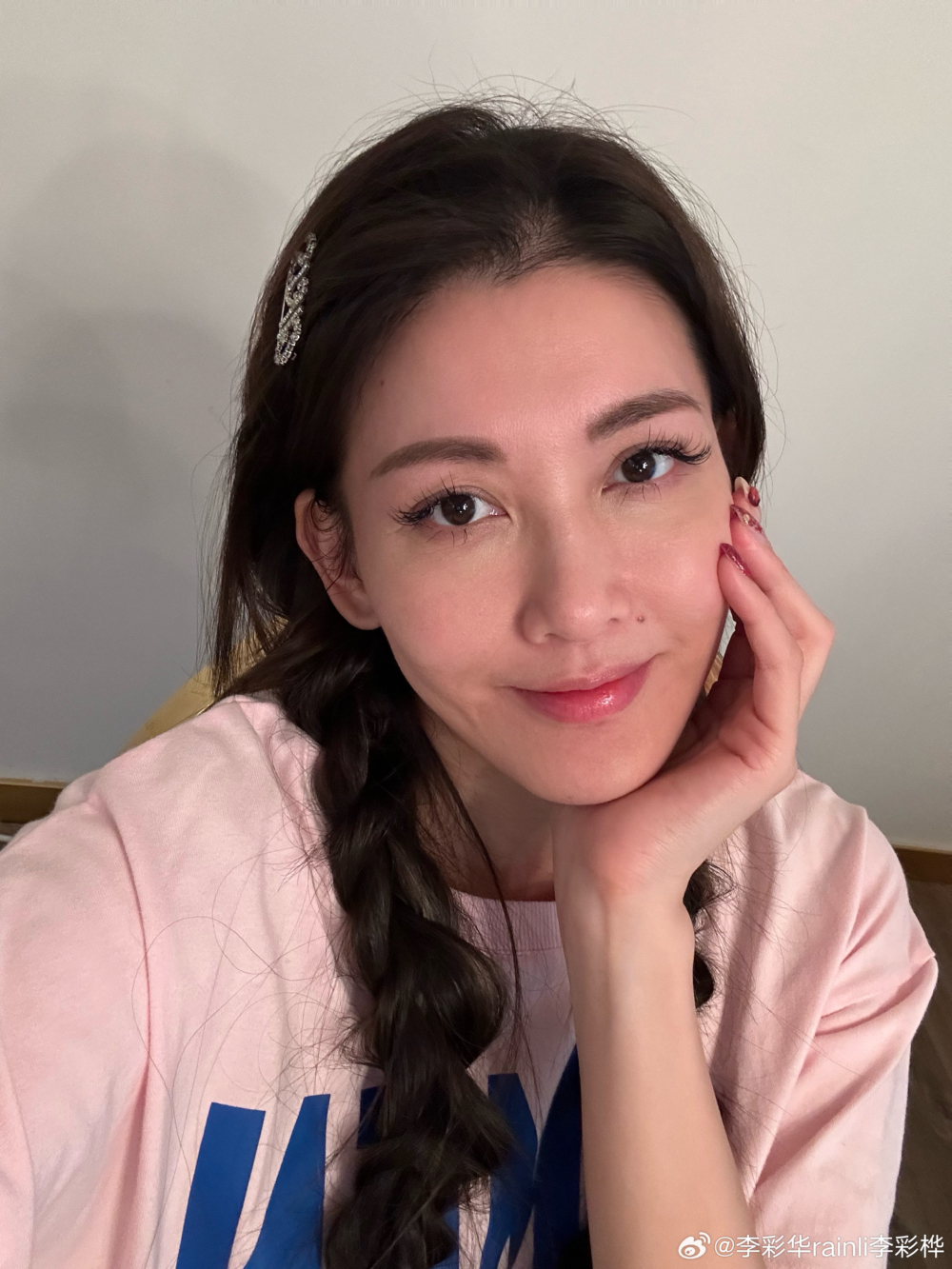 另外她更大方表示事情已經過去了，並指人要有正能量，不能給負能量的人打倒