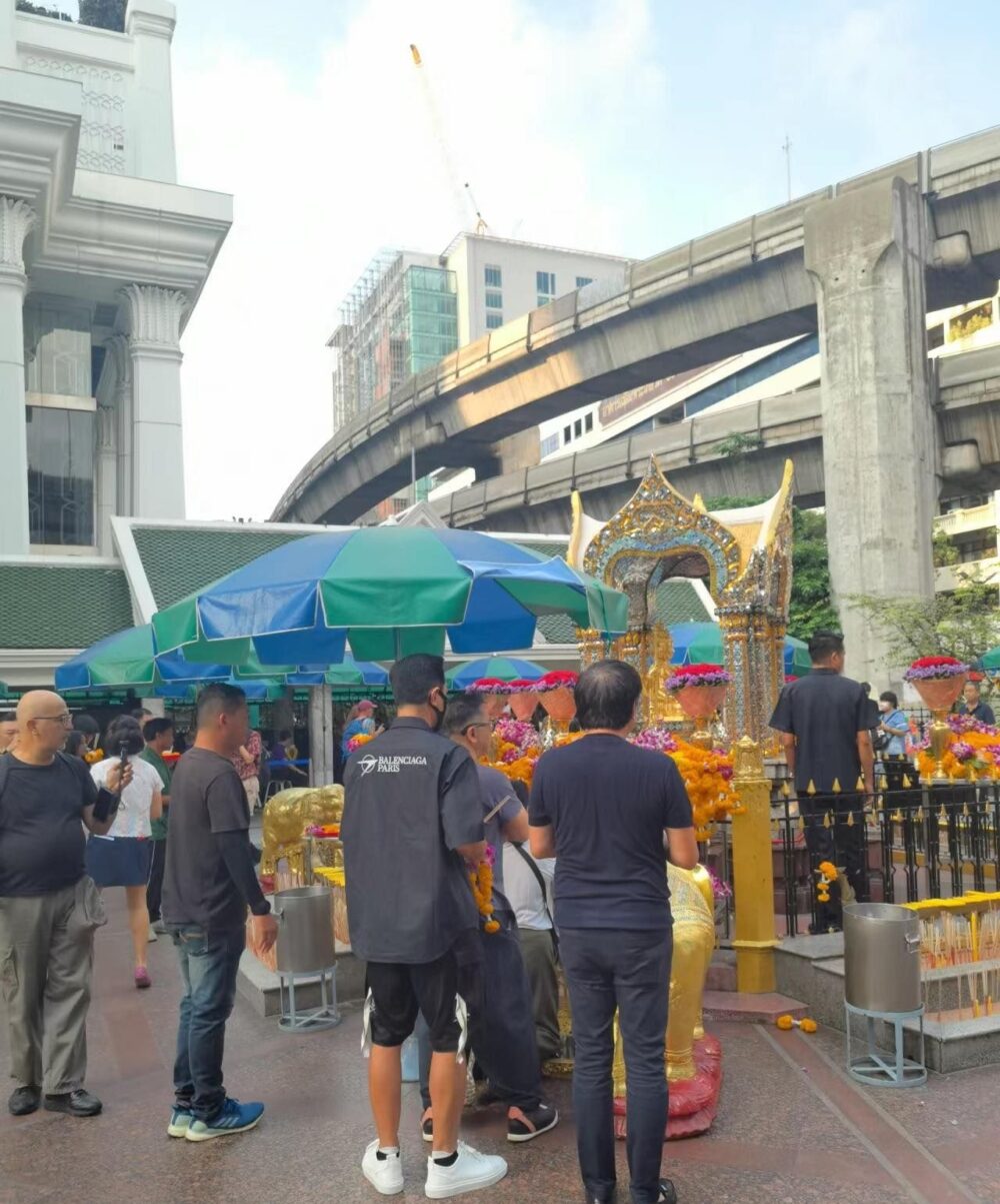 看到現場有民眾圍觀，他亦有暖心揮手回應