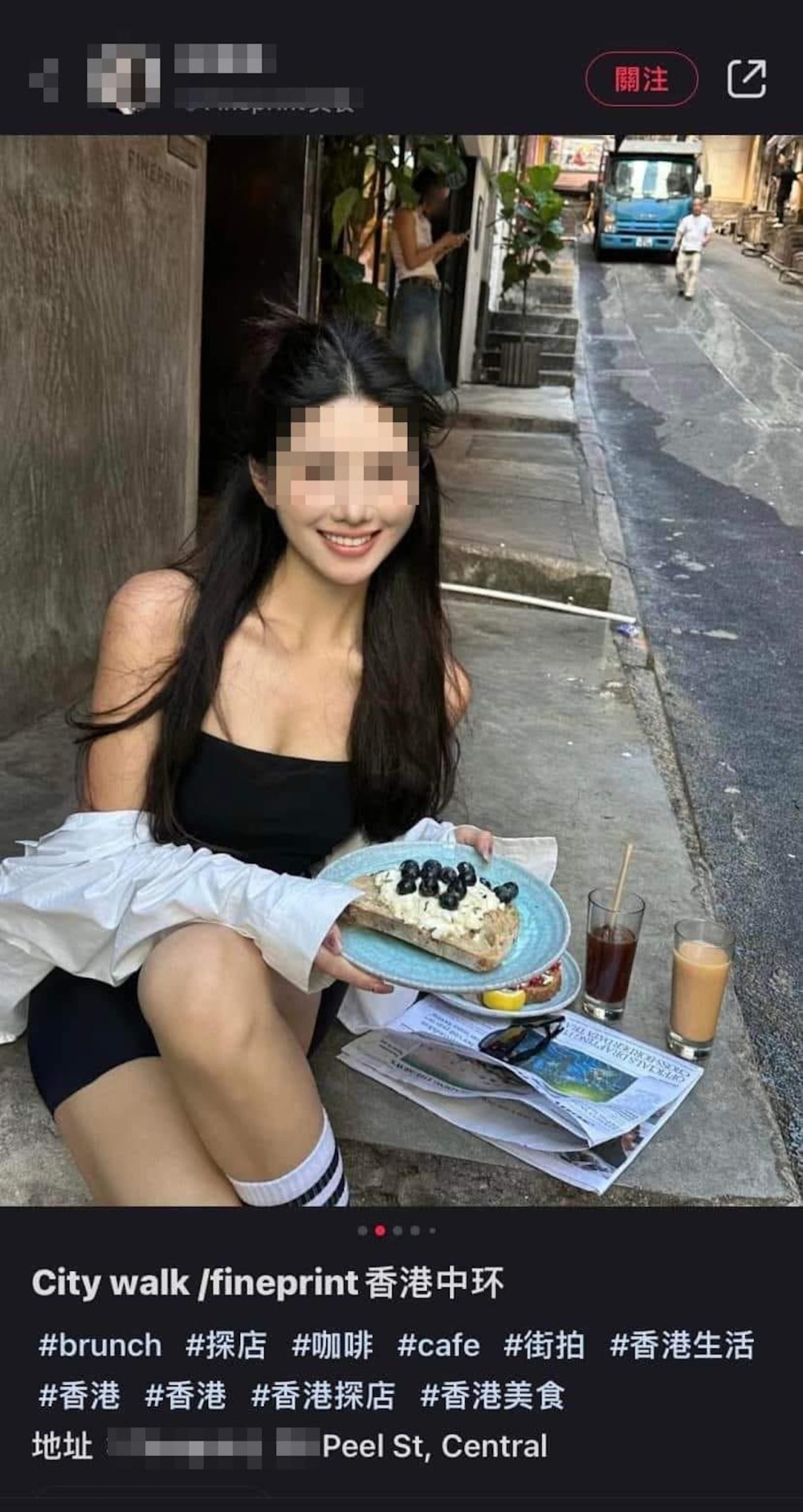 近來不少內地年輕女遊客坐在中環卑利街1間咖啡店外樓梯級組成的行人路上,並將從咖啡店裡點的食物及飲品放在地上,擺出不同姿態來打卡。