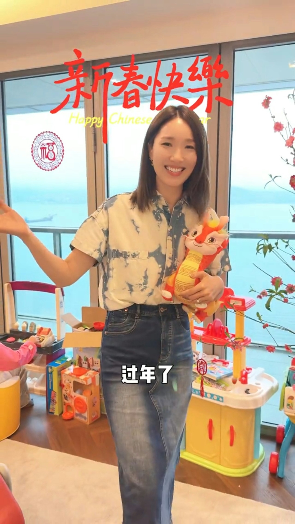 畫面中可見王祖藍與李亞男的白石角複式億元豪宅相當奢華