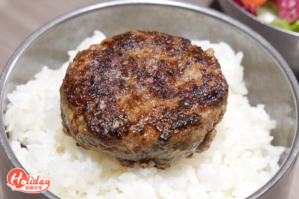 原味漢堡保留了和牛本身的鮮甜與多汁