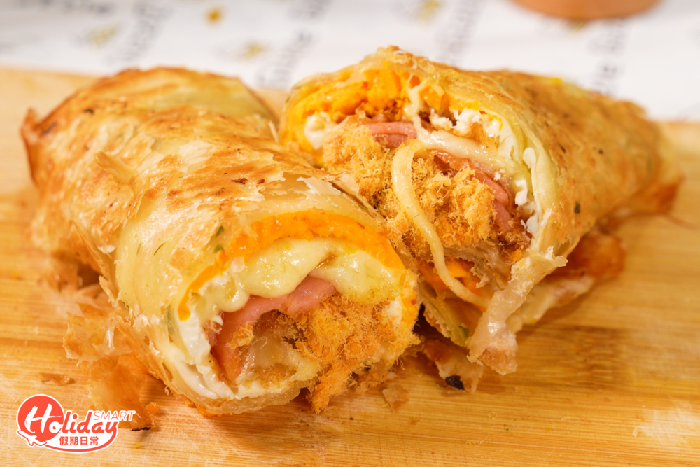 店家除了三文治，也提供蛋餅和飯類，蛋餅為最多人點的菜式，可自選兩款配料，如拉絲芝士、肉鬆、煙肉、手撕雞肉及鮮牛油果等。