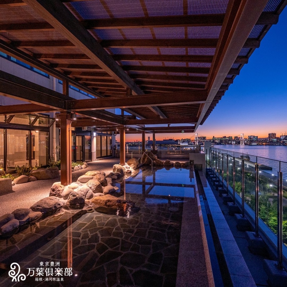 9層樓建築名為「溫浴棟」,提供24小時溫泉服務,而且仲有免費足湯