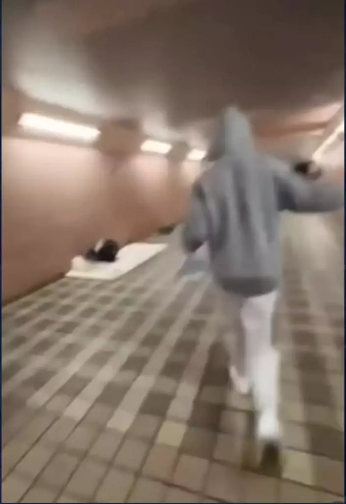 日前網路上流傳一條影片，當中有3男1女年輕人於鄰近跑馬地馬場的行人隧道內，向正在休息的露宿者淋潑清水及可樂