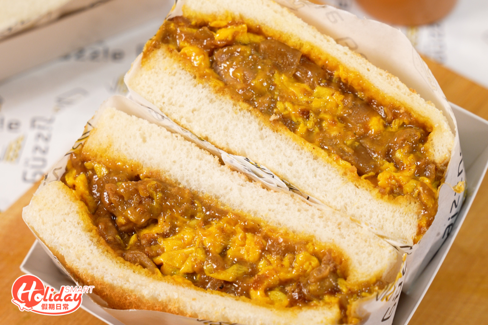 而沙嗲牛肉滑蛋三文治更顯港式風味，沙嗲牛醬食落濃郁，加上洋蔥粉，口感豐富又惹味！
