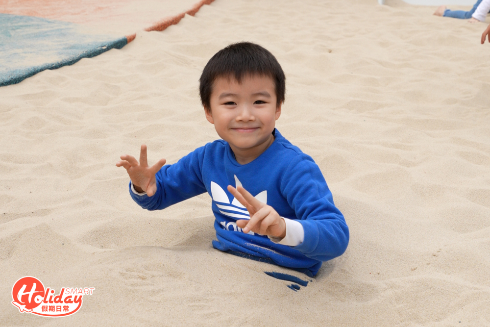 沙池是小朋友最愛，大家可以盡情發揮創意堆砌泥沙。