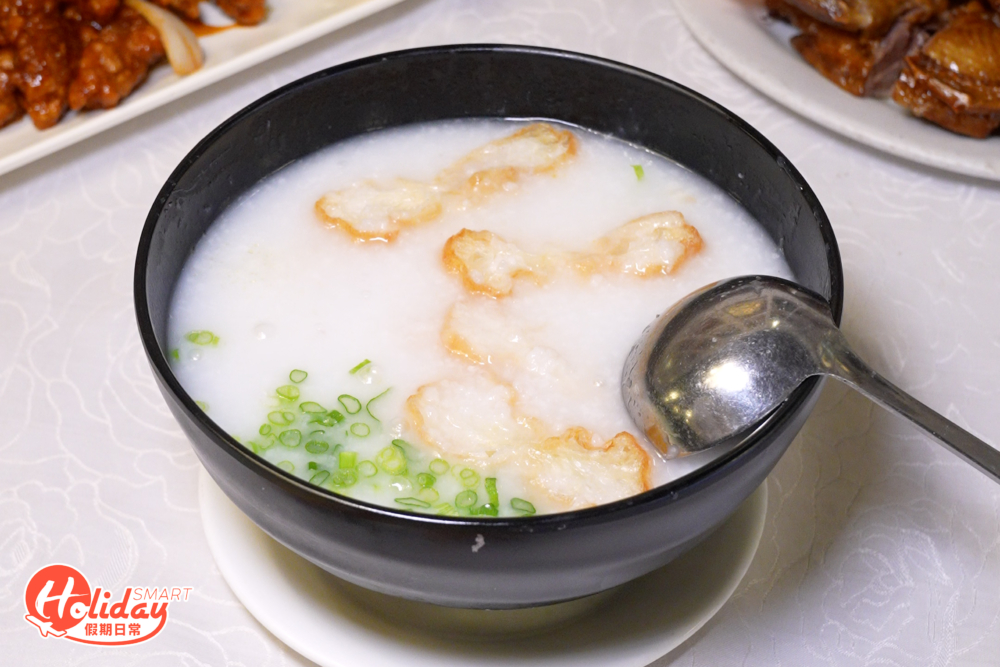 另一道必食名菜沙田雞粥,入口綿滑。