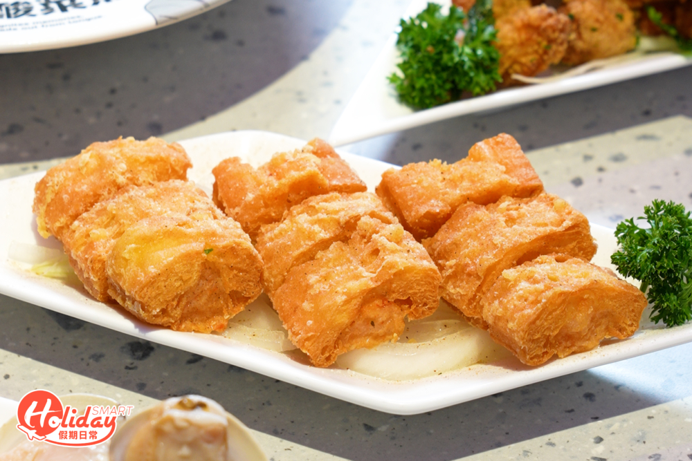 百花鑲油條，選用新鮮花枝和魚醬等餡料釀入油條油炸。