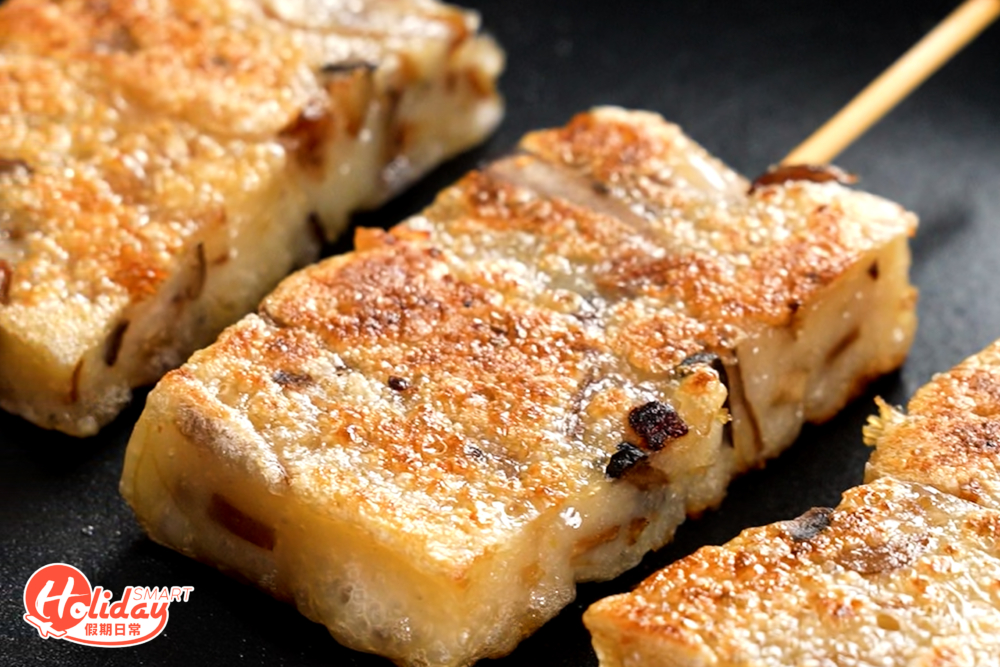 在平底鍋中加入少許油，然後開小火將蘿蔔糕串及年糕串放入鍋中煎烤