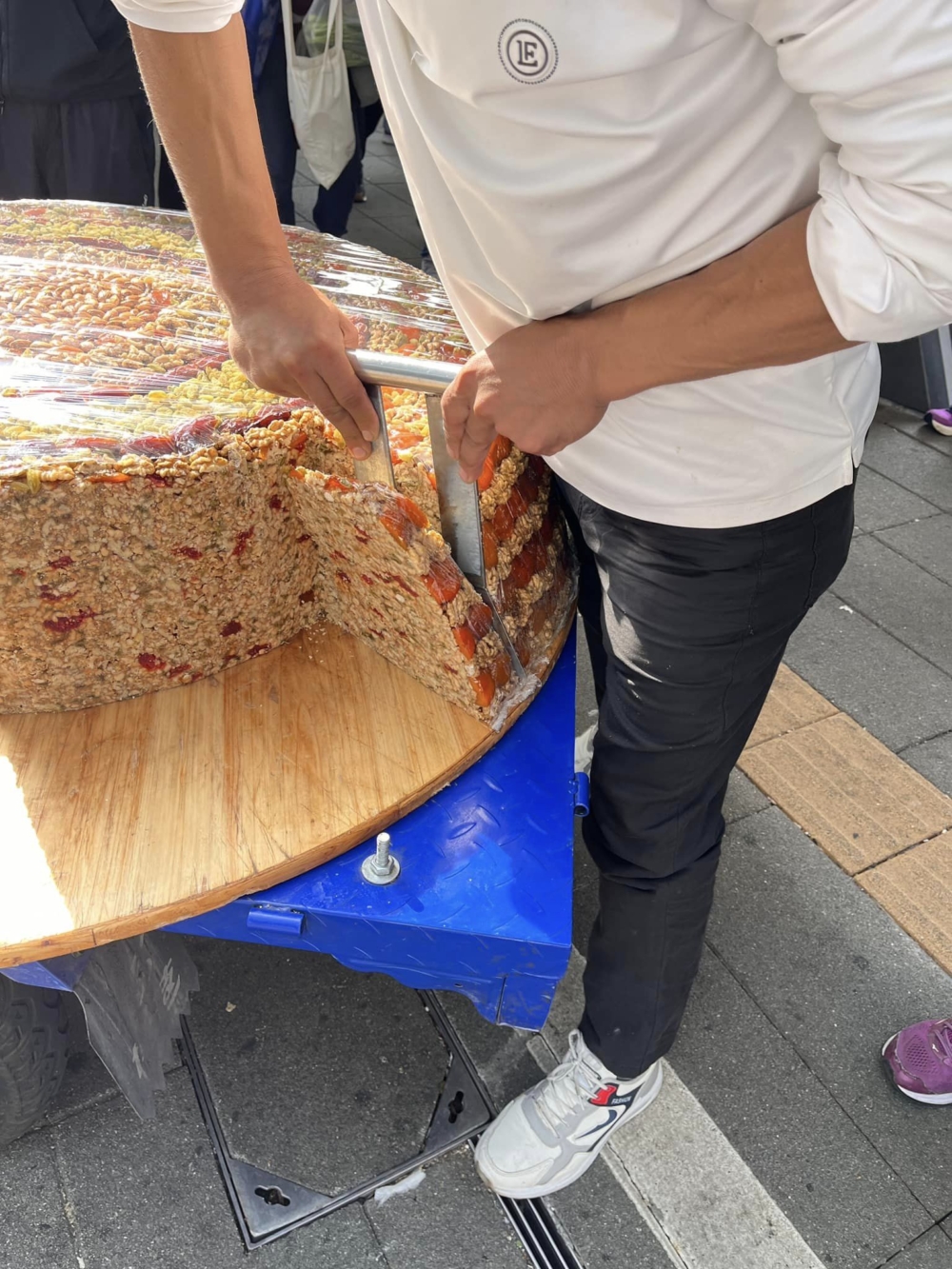 有網友於蓮塘口岸旁邊發現有新疆切糕攤檔出現，並目擊有港人受騙的過程