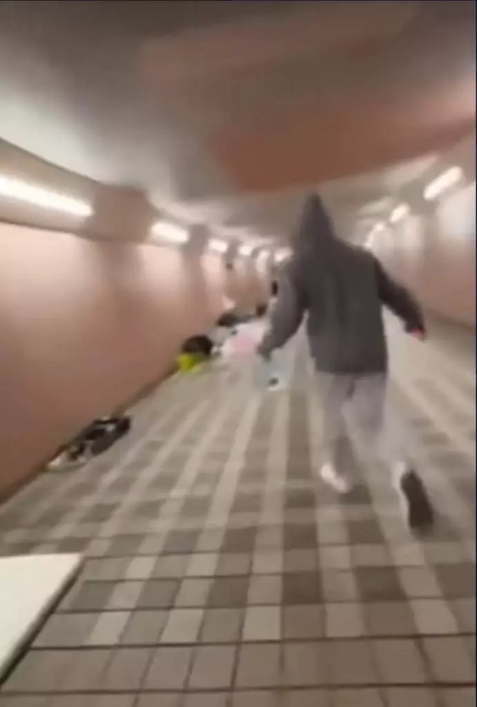 有露宿者「中招」後驚呼並嘗試走避，惟涉事一行人不但未有道歉，更不停譏笑滿口粗言穢語