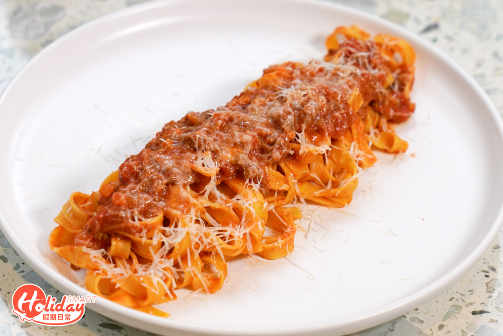 主菜方面，店家推介自家製的意大利麵，當中必食經典的肉醬意大利粉，以濃郁的牛肉醬料入饌，搭配番茄醬，非常開胃！