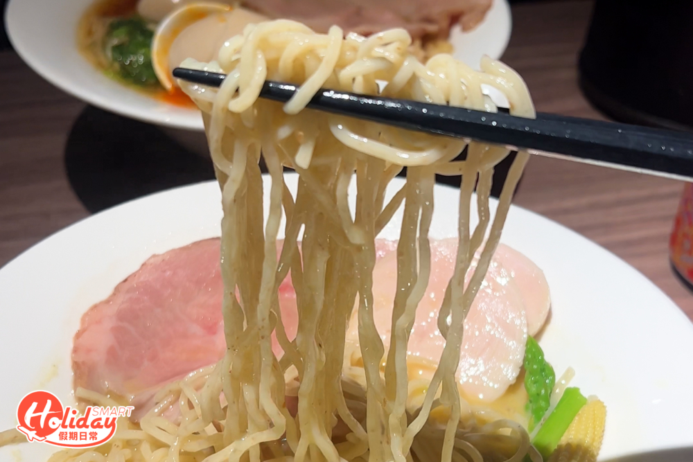 麵條是幼麵，帶有小麥粒，質感彈牙。