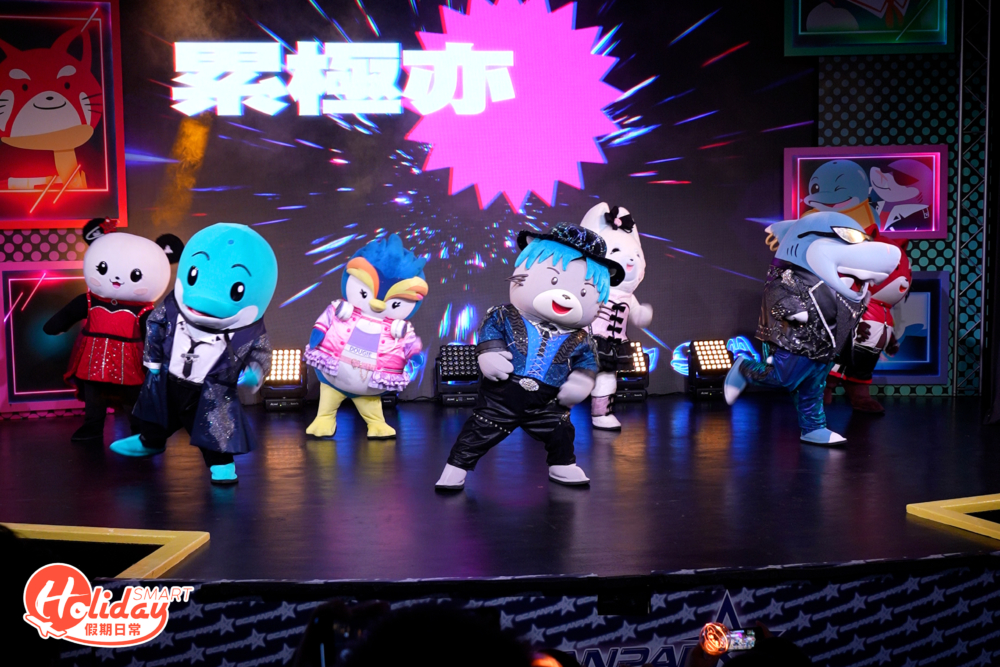 以一身閃亮造型在全新舞台上載歌載舞，每日為大家獻上全新表演節目《超新星大比拼》。