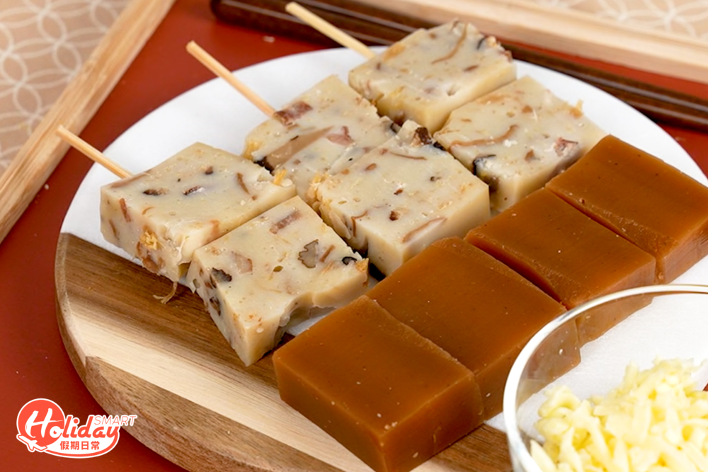 將蘿蔔糕和年糕解凍後切成適當的大小，用竹籤將糕塊串起。