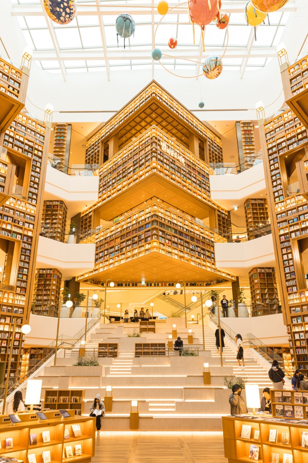 水原星空圖書館位於4至7層樓,穿插在不同樓層,免費開放給大眾取閱!