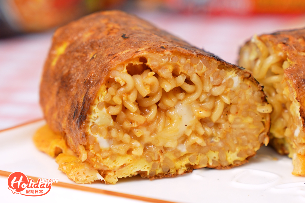 蛋卷切開後，中間帶有熱融芝士，加上麵條香辣有咬口，兩者配搭下食落鹹香濃郁，很適合作為下午茶！