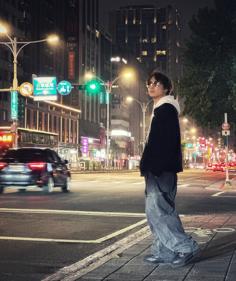 他於文中提到：「分咗手之後，當每一個人關心問我點，佢哋都會不經意咁講一句：『原來你乜都唔知㗎？』然後我就會聽到一個新嘅人名。」