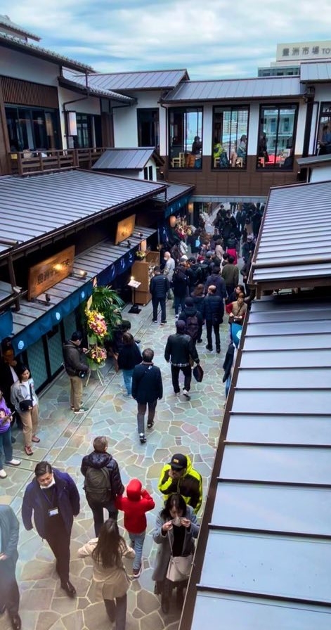 「商業棟」嘅地方則有約100間商店進駐,遊客可以開心shopping。