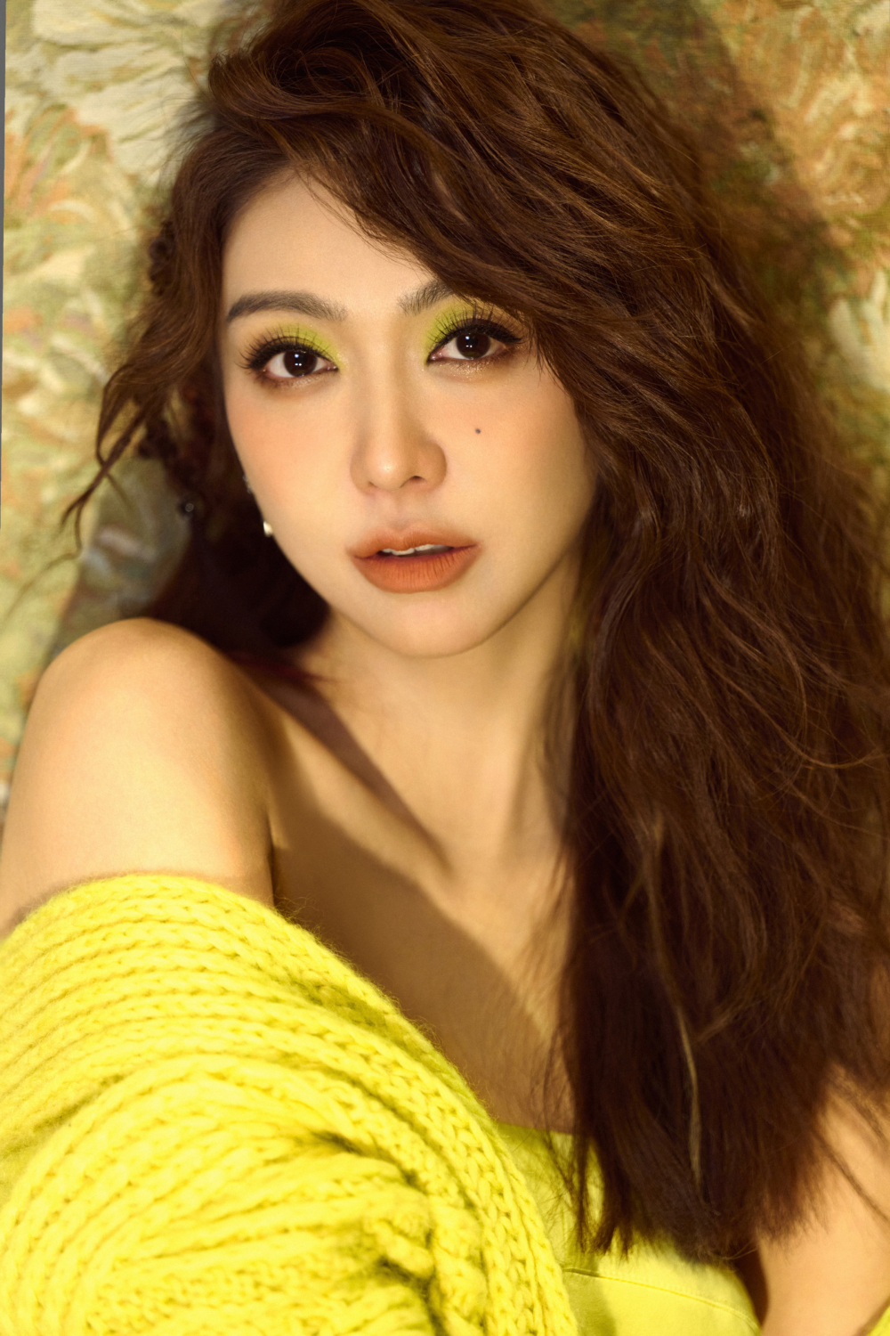 當中見Fiona穿著一條青黃色的平口禮服