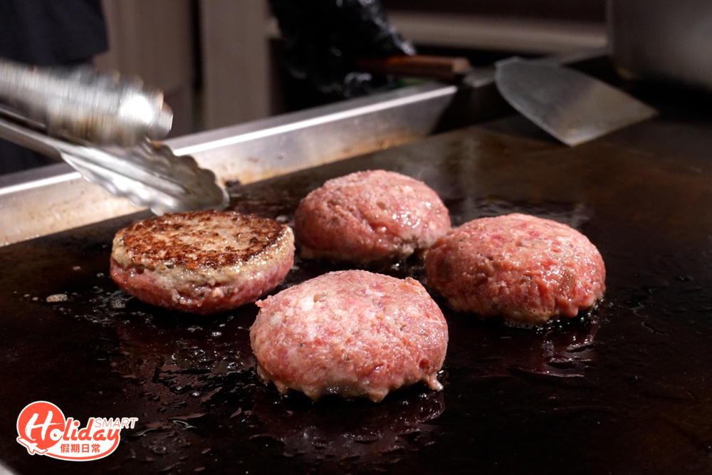 坐在吧檯旁的顧客可以全程觀賞師傅的精湛廚藝。