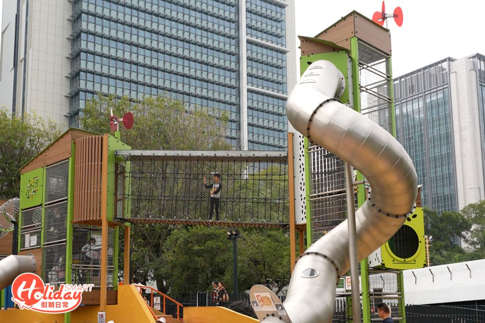 位於深水埗公園13米長旋轉滑梯，是目前康文署轄下公園最長滑梯。