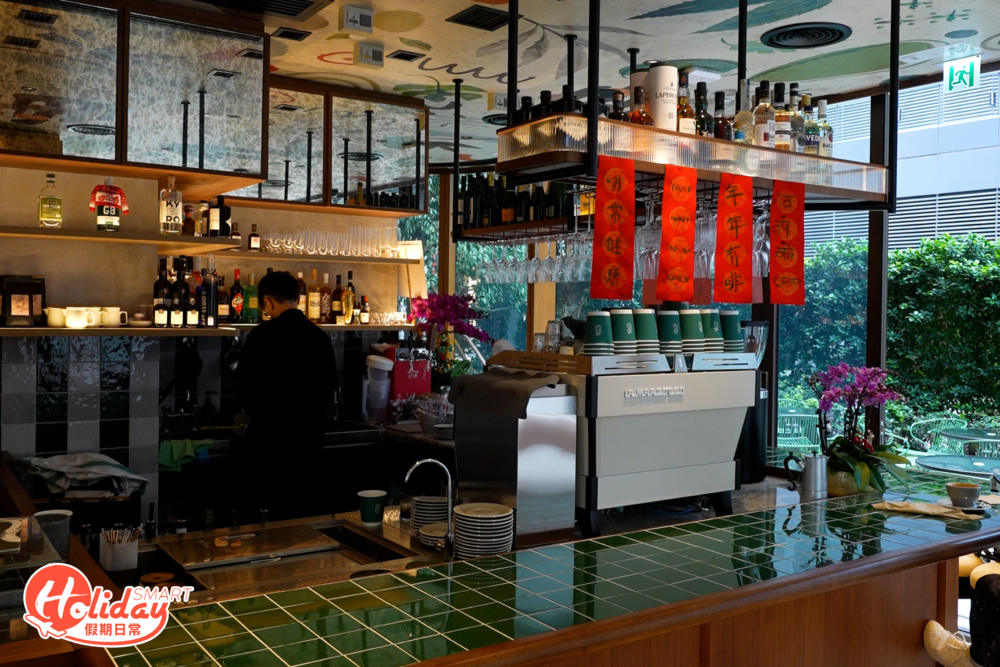 餐廳品牌採用綠色及復古風格設計，並以圖案鮮艷的大理石、洞石地磚及硬木家具為主，加上落地窗和手繪天花壁畫，採光度十足又溫馨！