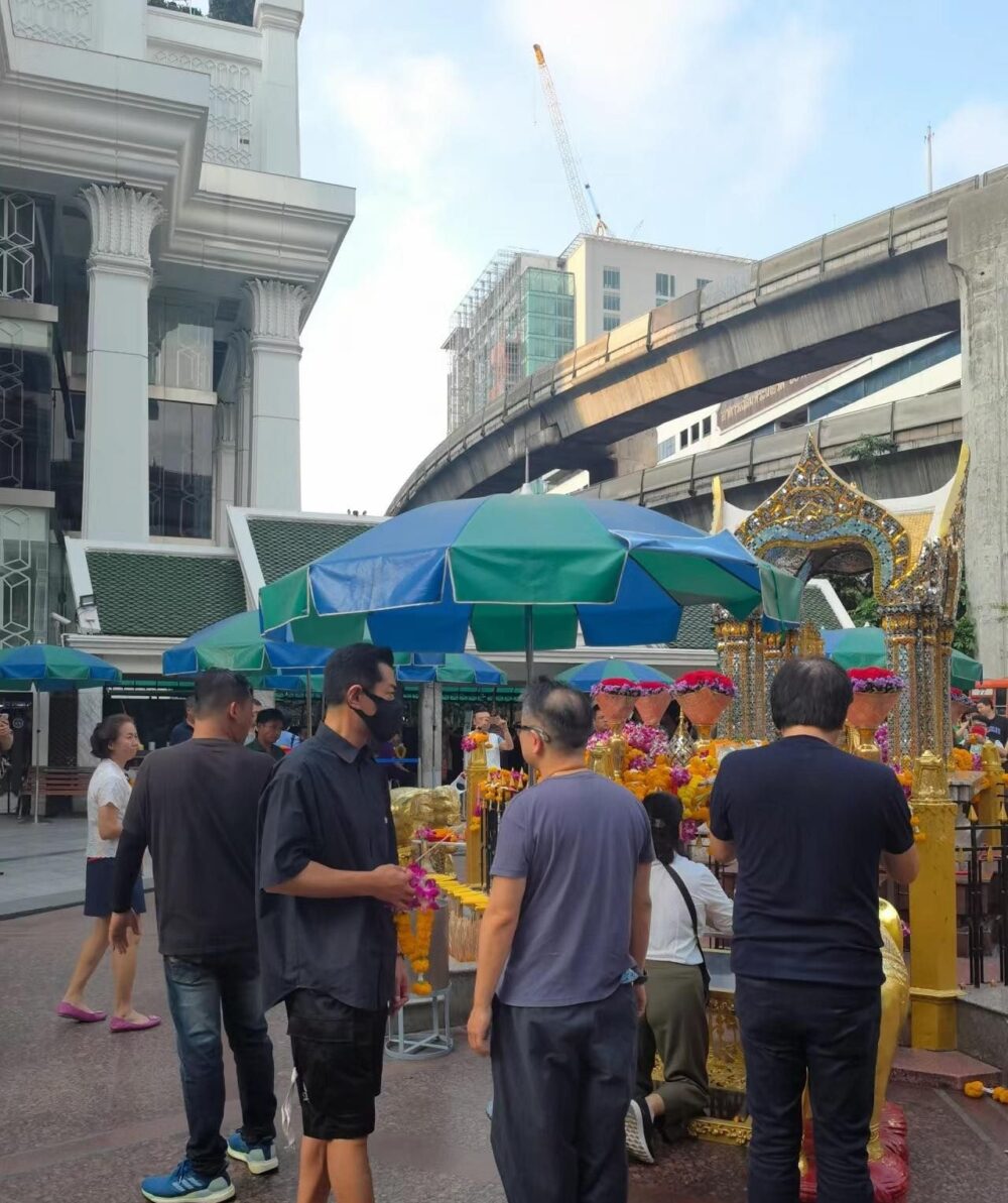 當日古天樂穿著黑衣黑口罩十分低調