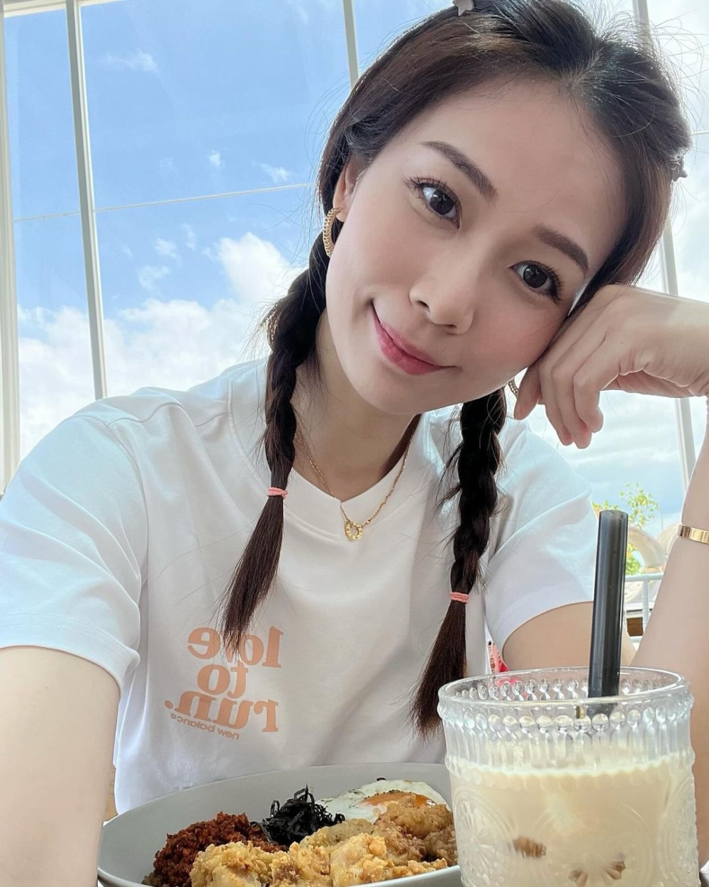 不少網民都指楊秀惠初出道時亦很美